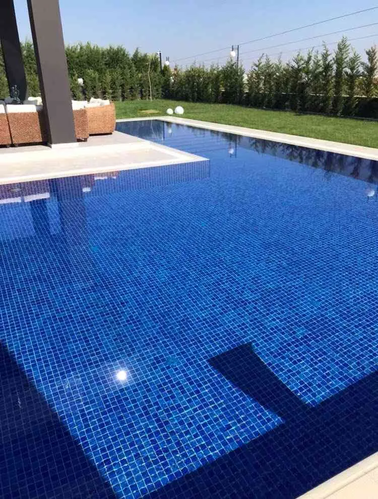 Temiz ve berrak suyuyla göz alıcı bir yüzme havuzu